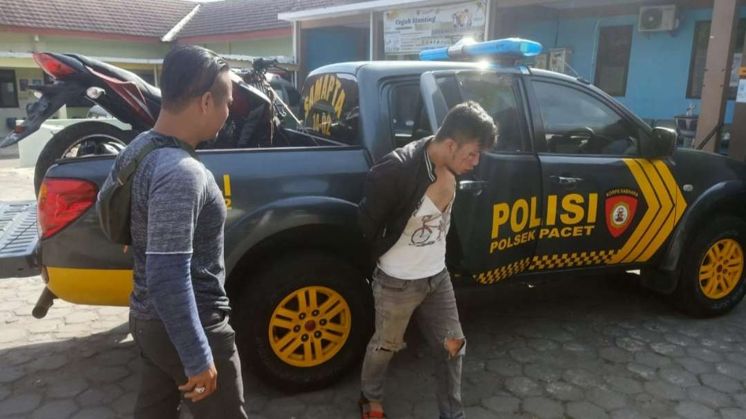 Pelaku diamankan polisi ke Polsek Pacet. (Foto: Istimewa)