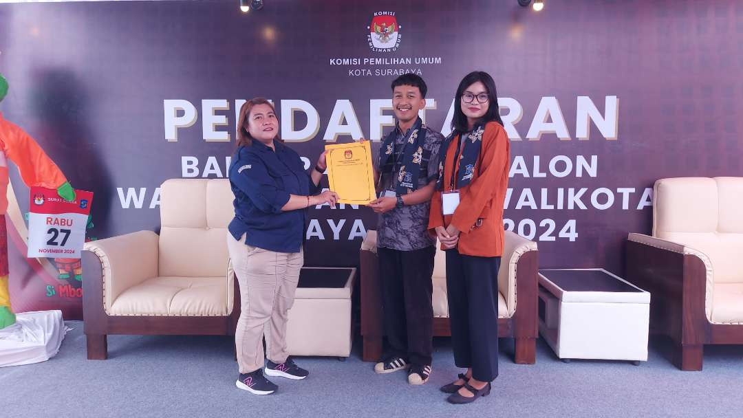 Proses simulasi seremonial penyerahan berkas persyaratan oleh bakal pasangan calon Walikota dan Wakil Walikota Surabaya untuk mengikuti Pilwali Surabaya 2024. (Foto: Julianus Palermo/Ngopibareng.id)