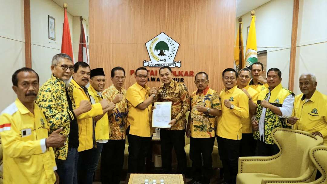 Pasangan petahana Eri Cahyadi-Armuji resmi menerima rekomendasi atau formulir B1-KWK dari Partai Golkar, untuk maju dalam kontestasi Pilwali Surabaya 2024. (Foto: Julianus Palermo/Ngopibareng.id)