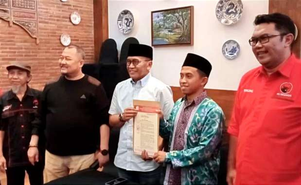 Pasangan cabup-cawabup Bambang Soekwanto dan Gus Muhammad Baqir bersama Ketua DPC PDIP Bondowoso, Irwan Bachtiar dan Sekretaris DPC PDIP Sinung Sudrajat. (Foto: Humas PDIP Bondowoso)