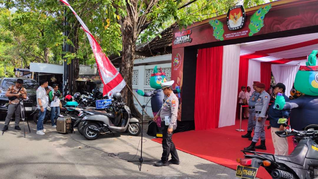 Petugas keamanan melakukan pengamanan lokasi pendaftaran Pilgub Jatim di Kantor KPU Jatim, Surabaya, Selasa 27 Agustus 2024. (Foto: Fariz Yarbo/Ngopibareng.id)