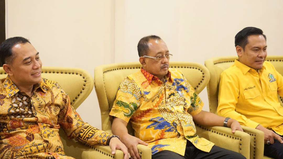 (Dari kiri ke kanan) Eri Cahyadi, Armuji, dan Ketua DPD Golkar Surabaya Arif Fathoni di sela-sela acara pemberian rekomendasi atau B1-KWK dari Partai Golkar. (Foto: Julianus Palermo/Ngopibareng.id)