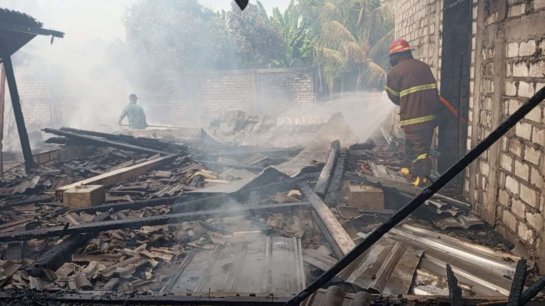 Petugas Damkar Tuban melakukan upaya pemadaman di lokasi kebakaran (Foto: Dok. Damkar Tuban)