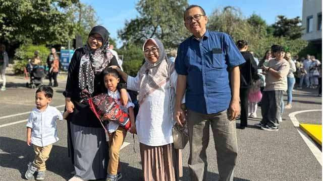 Sukemi, penulis, paling kanan bersama keluarga mengantarkan cucu pada hari pertama masuk sekolah, di Leverkusen, Jerman. Sang cucu membawa Schultüte atau yang berarti "kerucut sekolah." (Foto:Ngopibareng.Id/Sukemi)