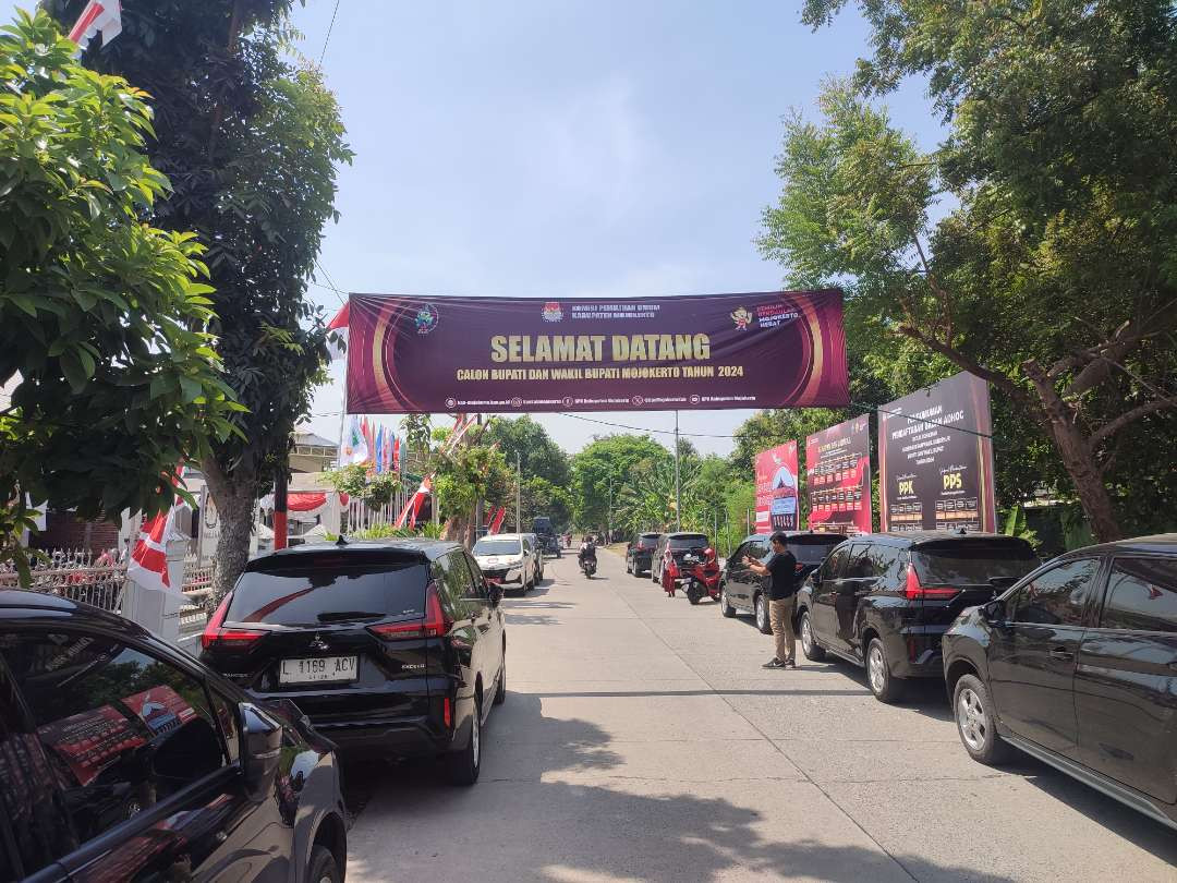 Suasana Kantor KPU Kabupaten Mojokerto di hari pertama pendaftaran calon bupati dan wakil bupati Mojokerto.(Foto Deni Lukmantara/Ngopibareng.id)