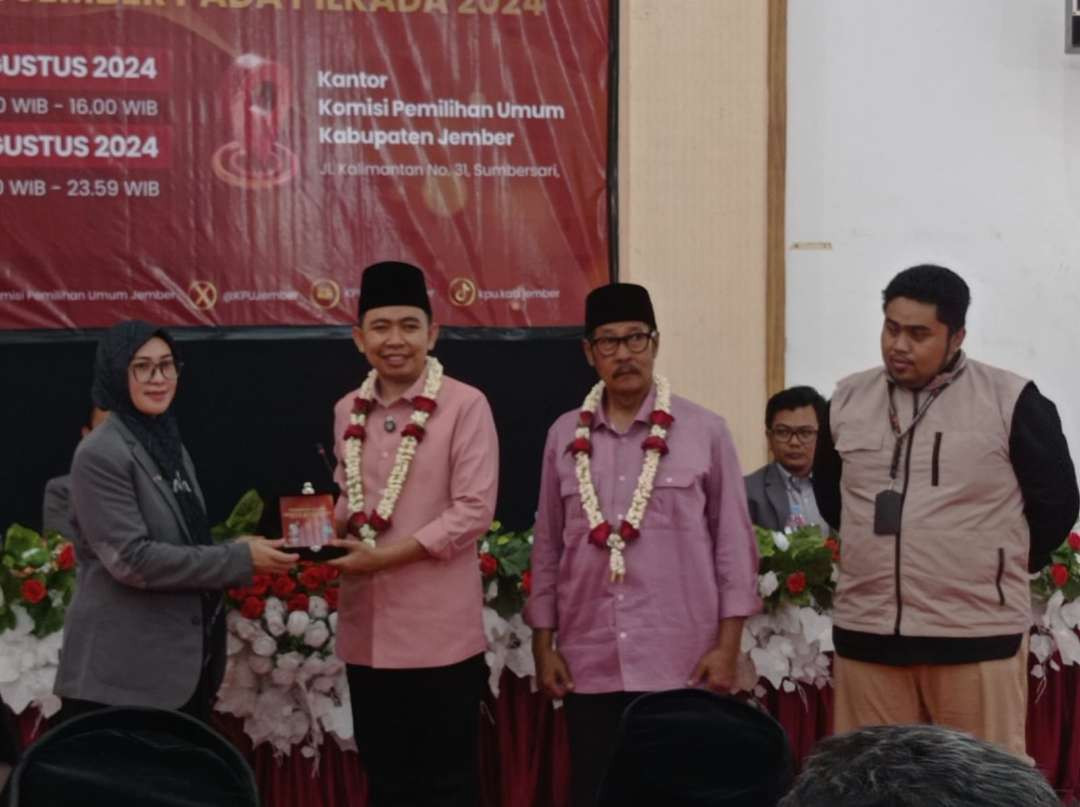 Gus Fawait - Djoko Susanto saat foto bersama Ketua KPU dan Bawaslu Jember (Foto: Rusdi/Ngopibareng.id)