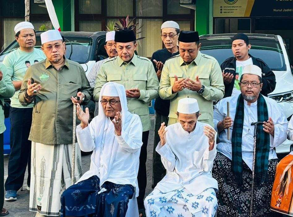 -Paslon Gus Haris - Ra Fahmi (berkopiah hitam) didoakan para kiai menjelang keberangkatan ke KPU. (Foto: Ikhsan Mahmudi/Ngopibareng.id).