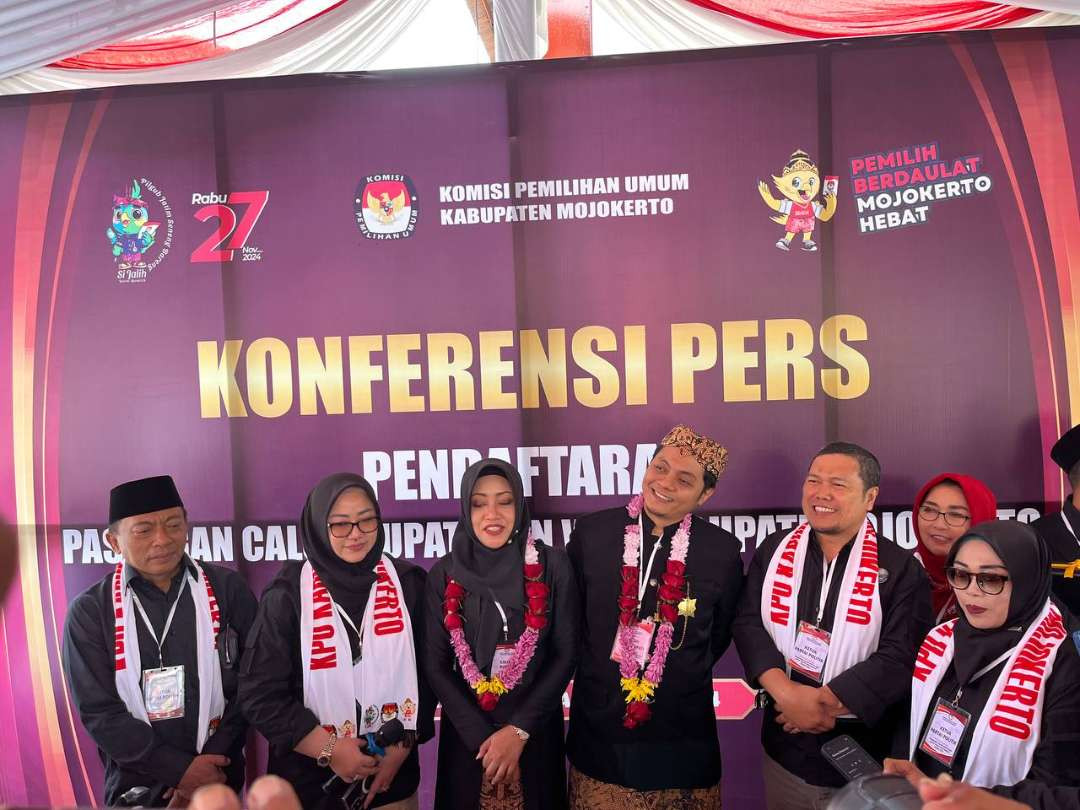 Konferensi pers pasangan calon Idola usai mendaftar ke KPU Kabupaten Mojokerto.(Foto: Deni Lukmantara/Ngopibareng)