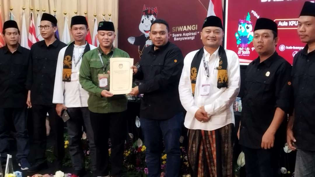 Pasangan Ali-Ali menerima bukti penerimaan pendaftaran dari KPU Banyuwangi. (Foto: Muh Hujaini/Ngopibareng.id)