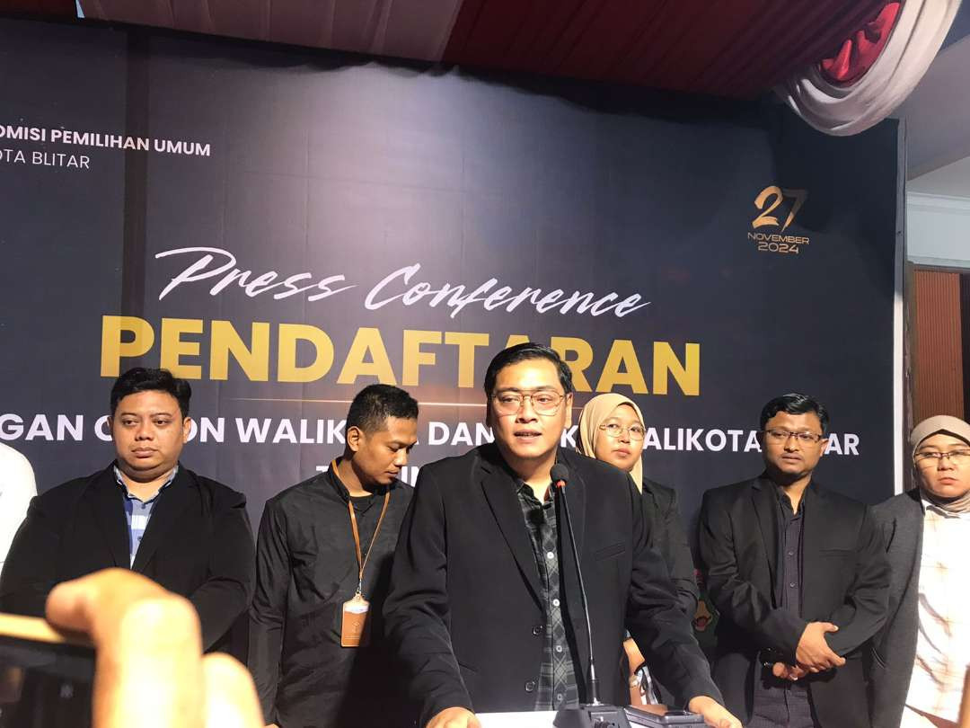 Ketua KPUD Kota Blitar Rangga Bisma Aditya (tengah( saat gelar konferensi pers usai menerima pendaftaran dua paslon. (Foto: Choirul Anam/Ngopibareng.id)