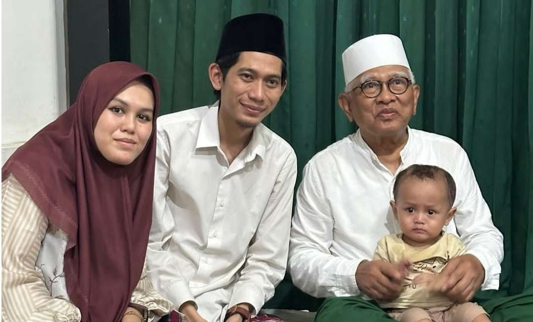 KH Ahmad Mustofa Bisri bersama pasangan suami istri dari Pondok Pesantren Lirboyo Kediri. (Foto: dok/ngopibareng.id)