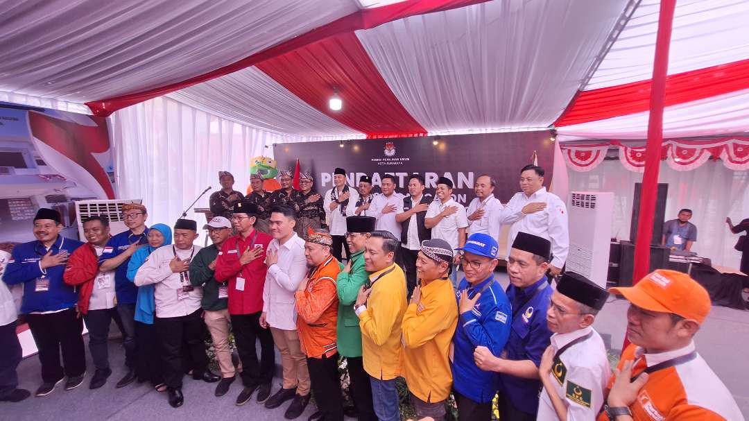 Pasangan petahana Eri Cahyadi-Armuji beserta pimpinan 18 partai politik yang mengusung dalam Pilwali Surabaya 2024. (Foto: Julianus Palermo/Ngopibareng.id)