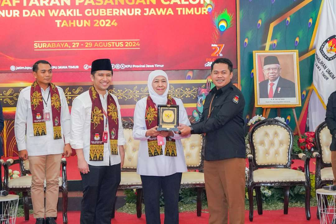 Khofifah Indar Parawansa dan Emil Elestianto Dardak resmi mendaftar sebagai calon gubernur dan wakil gubernur di Komisi Pemilihan Umum (KPU) Jawa Timur, Rabu 28 Agustus 2024. (Foto: Istimewa)