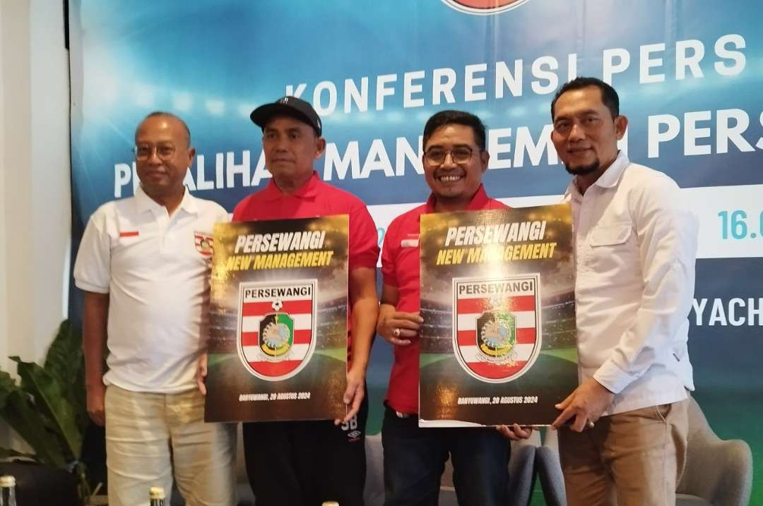 Presiden Klub Persewangi baru, Handoko (dua dari kanan) bersama coach Samsudin Batola (dua dari kiri) (foto : Muh Hujaini /Ngopibareng.id)