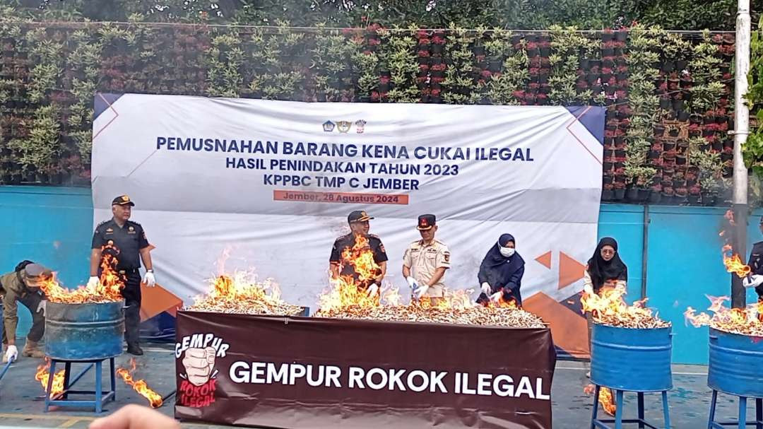 Pemusnahan barang bukti rokok ilegal di Kantor Bea Cukai Jember, Jawa Timur. (Foto: Rusdi/Ngopibareng.id)