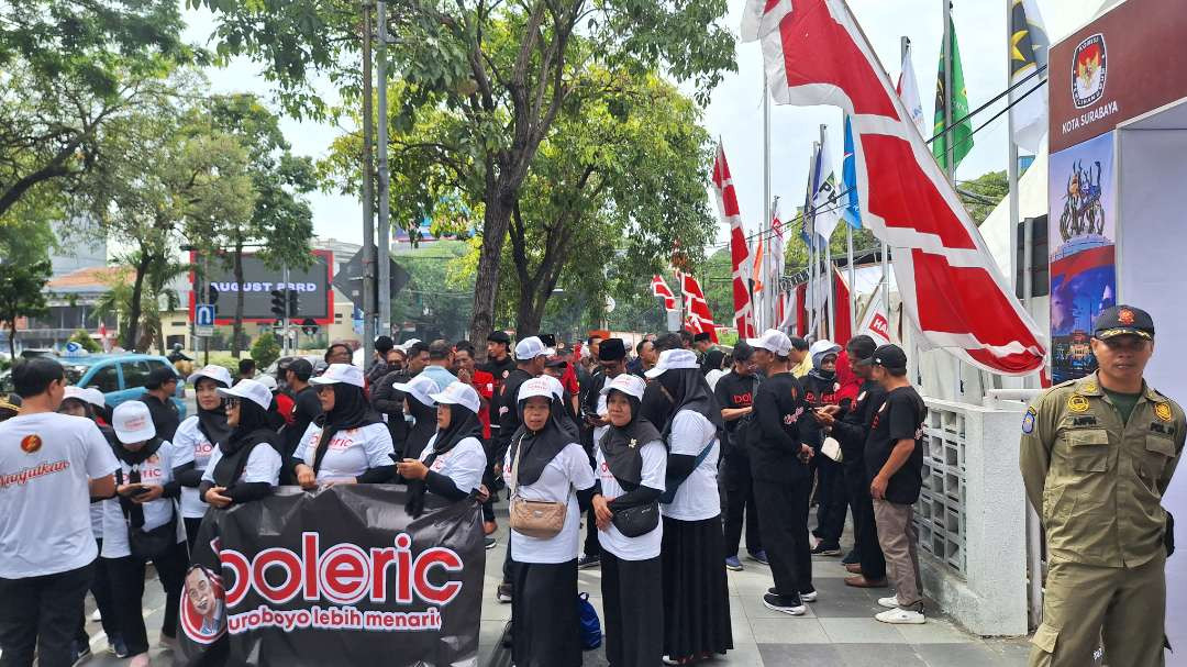 Kondisi terkini di halaman Gedung KPU Kota Surabaya, Jalan Adityawarman, jelang pendaftaran bapaslon petahana Eri-Armuji, Rabu 28 Agustus 2024. (Foto: Julianus Palermo/Ngopibareng.id)