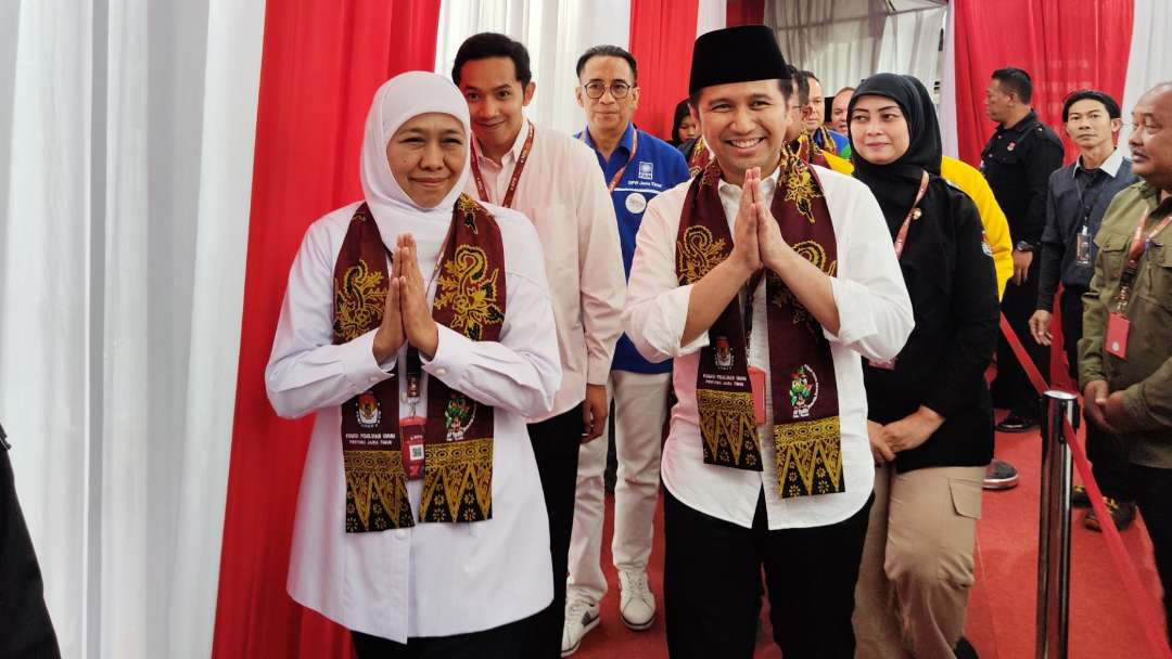 Pasangan Khofifah-Emil menyapa wartawan sebelum proses pendaftaran di Kantor KPU Jatim, Surabaya, Rabu 28 Agustus 2024. (Foto: Fariz Yarbo/Ngopibareng.id)