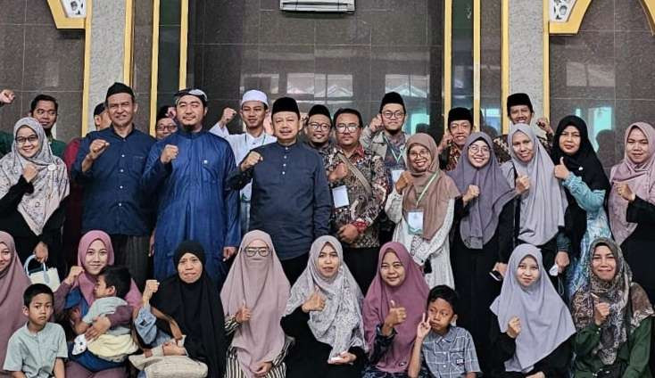 Ketua Lembaga Dakwah Komunitas (LDK) PP Muhammadiyah, Ust Muh Arifin bersama jemaah di Palangkaraya. (Foto: dok/ngopibareng.id)