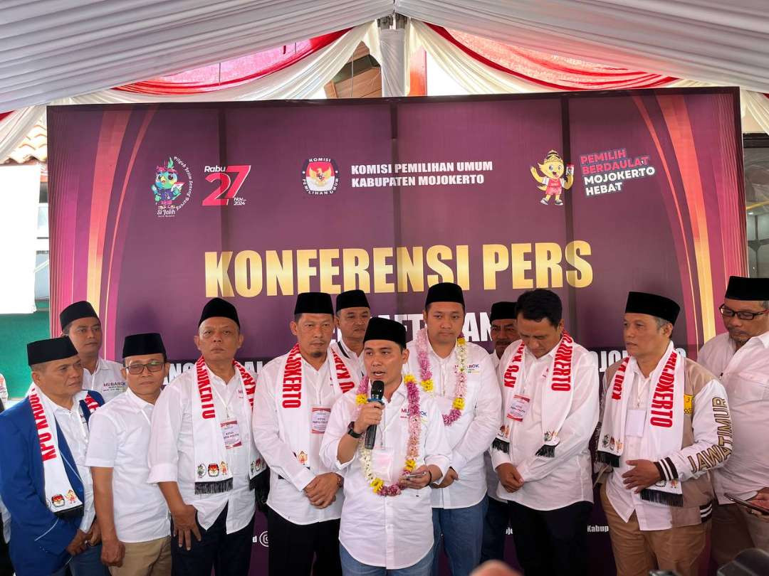 Konferensi pers pasangan Mubarok usai mendaftar ke KPU Kabupaten Mojokerto, Jawa Timur. (Foto: Deni Lukmantara/Ngopibareng.id)