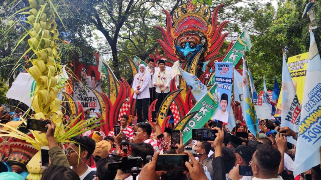 Paslon Gubernur dan Wakil Gubernur Jatim, Khofifah Indar Parawansa-Emil Dardak melakukan konvoi ke Kantor KPU Jatim, Surabaya, Rabu 28 Agustus 2024. (Foto: Fariz Yarbo/Ngopibareng.id)