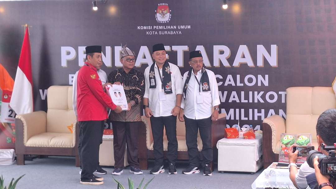 Pasangan petahana Eri Cahyadi dan Armuji menyerahkan berkas persyaratan untuk mengikuti Pilwali Surabaya 2024 kepada Ketua KPU Kota Surabaya Soeprayitno, Rabu 28 Agustus 2024. (Foto: Julianus Palermo/Ngopibareng.id)