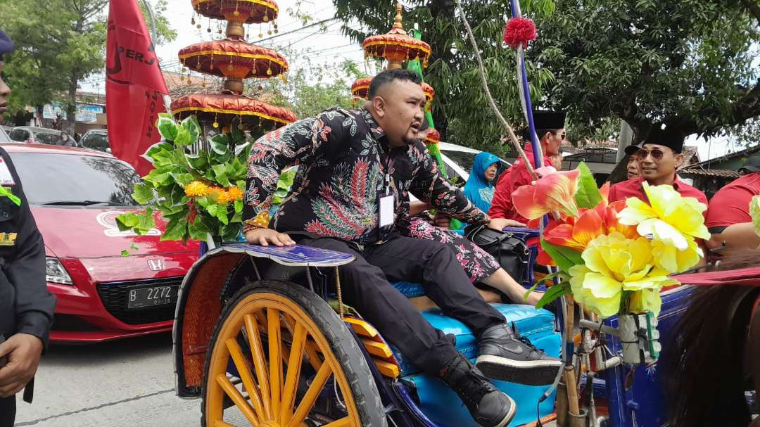 Pasangan Abu Nafi dan Andika menjadi pendaftaran pertama calon Bupati dan Wakil Bupati Blora di KPU, Rabu 28 Agustus 2024. (Foto: Ahmad Sampurno/Ngopibareng.id)