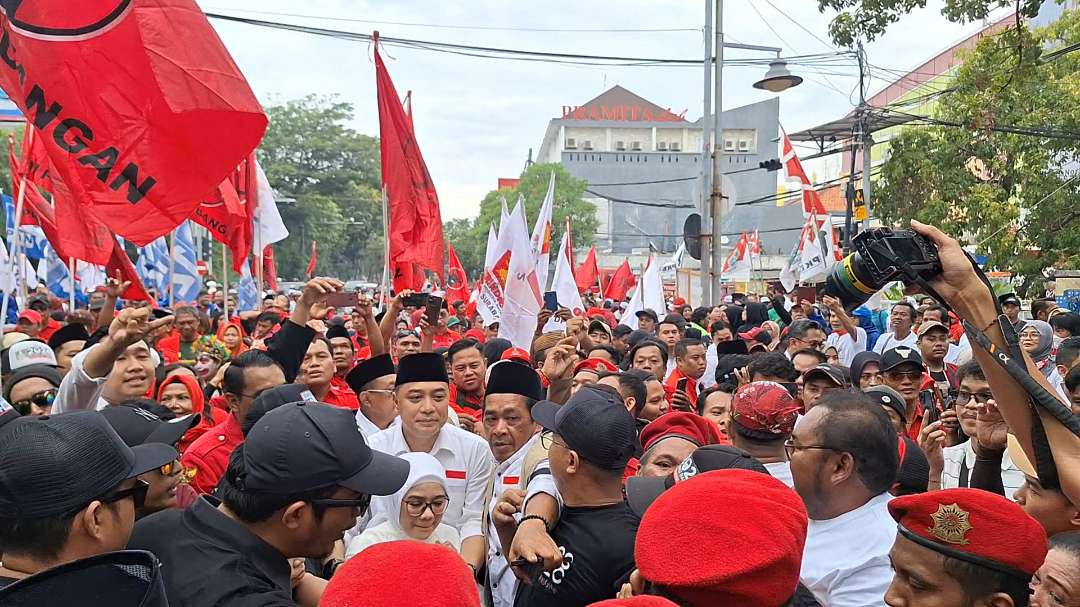 Petahana Walikota Surabaya Eri Cahyadi Bersama isteri saat hendak mendaftarkan diri untuk mengikuti Pilwali Surabaya 2024, Rabu 28 Agustus 2024. (Foto: Julianus Palermo/Ngopibareng.id)