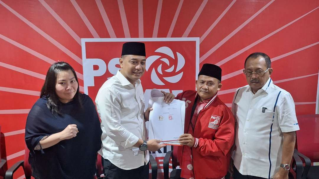 Pasangan petahana Eri Cahyadi-Armuji menerima rekomendasi atau surat B1-KWK dari Partai Solidaritas Indonesia, Selasa 27 Agustus 2024 pukul 23.00 WIB. (Foto: Julianus Palermo/Ngopibareng.id)