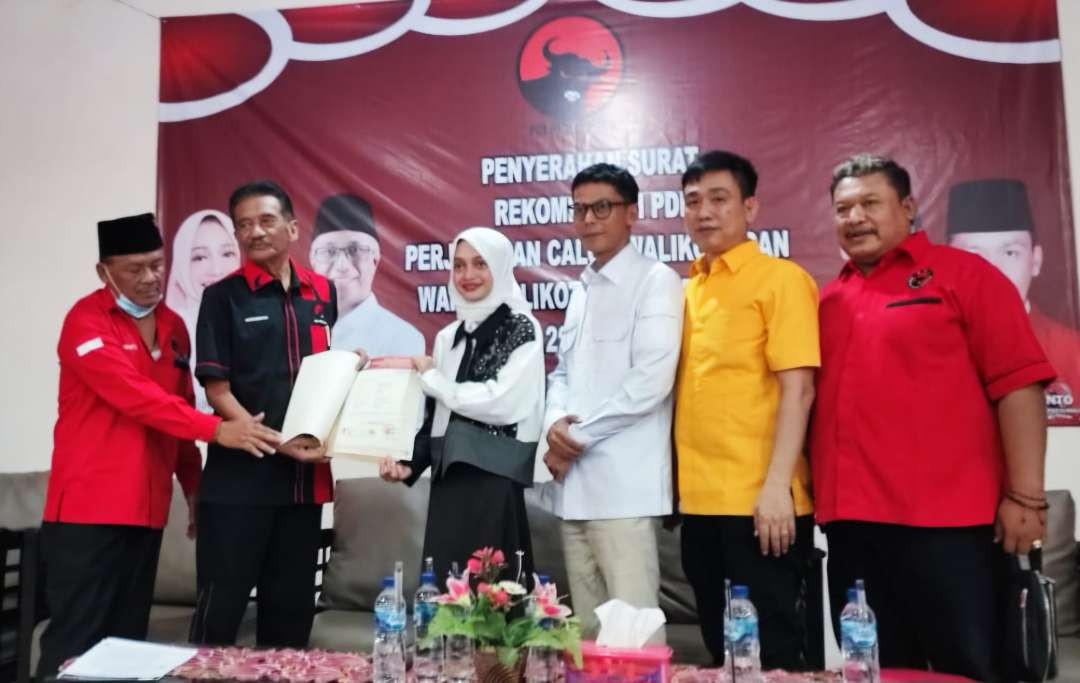 DPC PDI Perjuangan Kota Kediri secara resmi menyerahkan surat rekomendasi kepada pasangan bakal calon Walikota Kediri Vinanda-Gus Qowim untuk pilkada Kota Kediri 2024. (Foto: Istimewa)