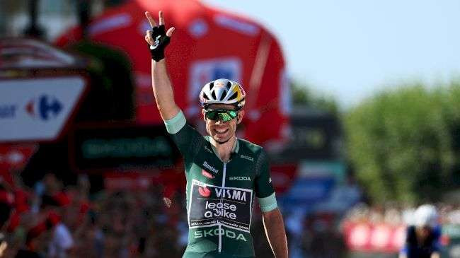 Wout van Aert (Visma-Lease a Bike) mengacungkan tiga jarinya menandakan kemenangan ketiganya di Vuelta a Espana 2024. (Foto: Istimewa)