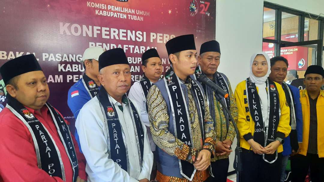 Pasangan bakal calon Bupati dan Wakil Bupati Tuban, Lindra - Joko resmi mendaftar di KPU Tuban, Kamis 29 Agustus 2024. (Foto: Khoirul Huda/Ngopibareng.id)