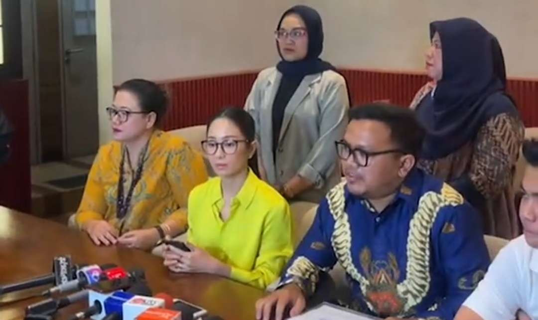 Bunga Zainal gelar konferensi pers korban investasi bodong, Kamis 29 Agustus 2024. (Foto: Instagram @bungazainal05)