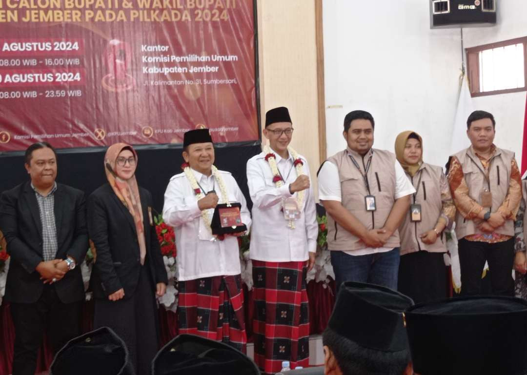 Pangan Hendy dan Gus Firjaun foto bersama, usai melakukan tahapan pendaftaran di KPU Jember, Kamis 29 Agustus 2024. (Foto: Rusdi/Ngopibareng.id)