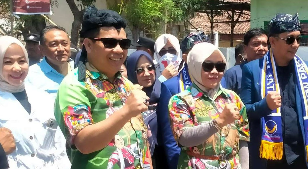 Paslon dr. Aminuddin dan Dwi Ina Lestari saat mendaftar di KPU Kota Probolinggo. (Foto: Ikhsan Mahmudi/Ngopibareng.id)