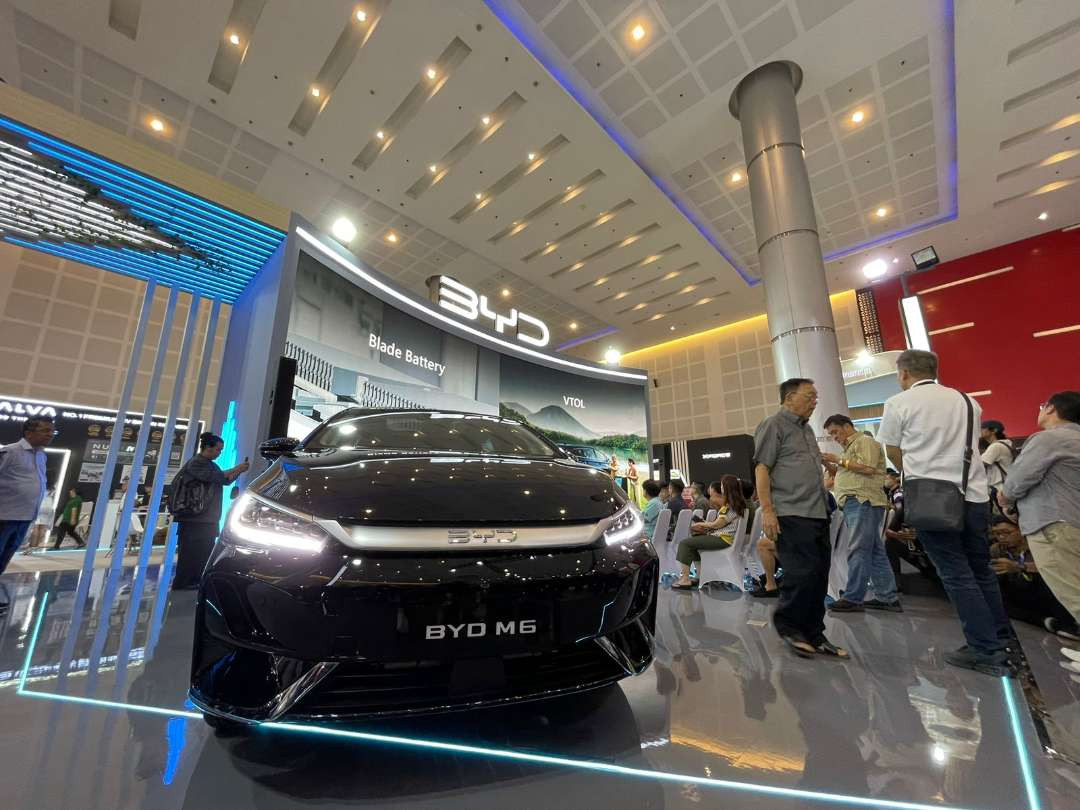 BYD M6, salah satu mobil listrik unggulan BYD yang diperkenalkan kepada masyarakat Surabaya, mulai 28 Agustus sampai 3 September 2024 di Grand City Convex, Surabaya. (Foto: Julianus Palermo/Ngopibareng.id)