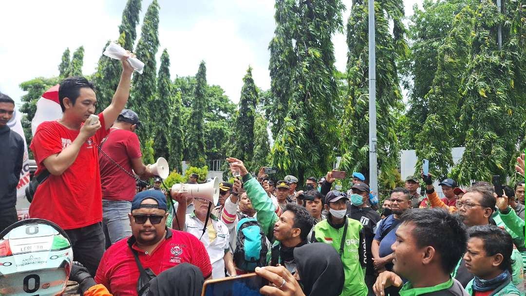 Ilustrasi aksi demonstrasi pengemudi ojek online di kawasan Apartemen Puncak Kertajaya, 15 Maret 2024. (Foto: Julianus Palermo/Ngopibareng.id)