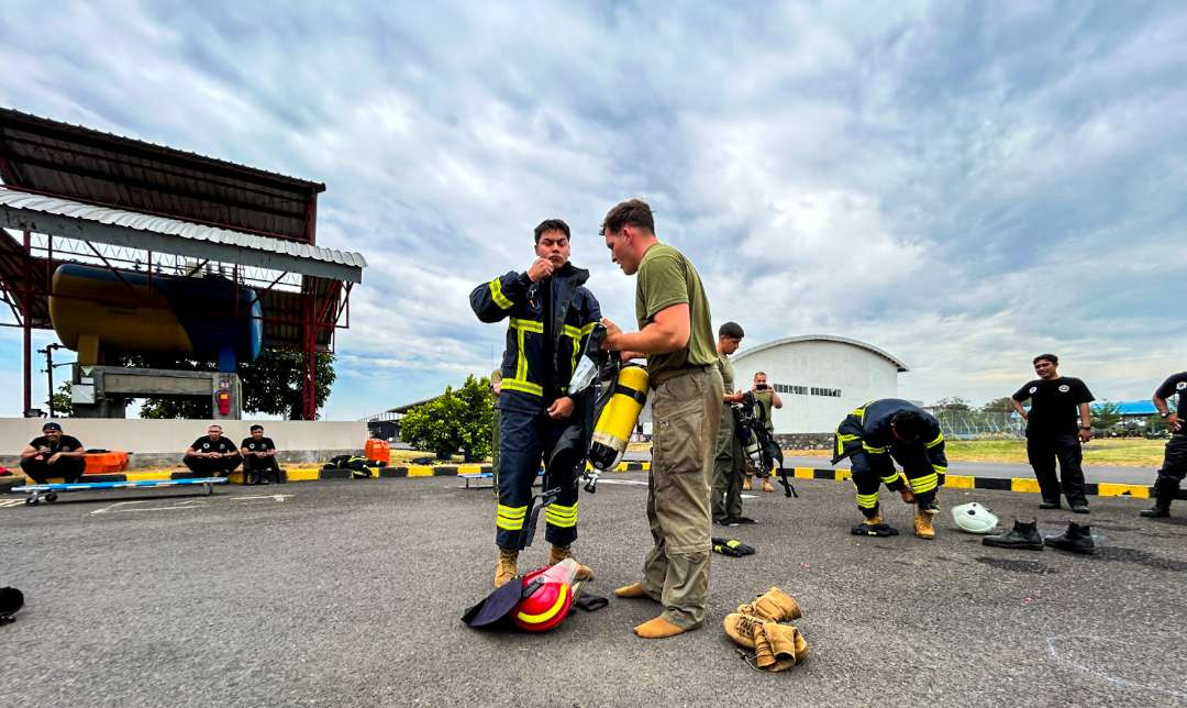 Kolaborasi ARFF Bandara Juanda dengan ARFF U.S Marine. (Foto: Aini Arifin/Ngopibareng.id)