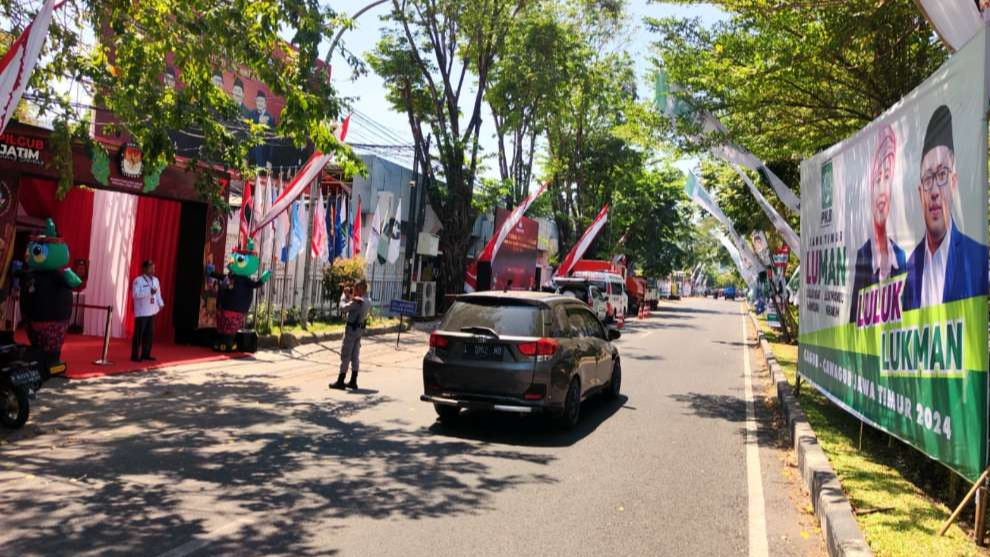 Suasana pintu masuk KPU Jatim masih landai di akhir masa pendaftaran, Kamis 29 Agustus 2024. (Foto: Fariz Yarbo/Ngopibareng.id)