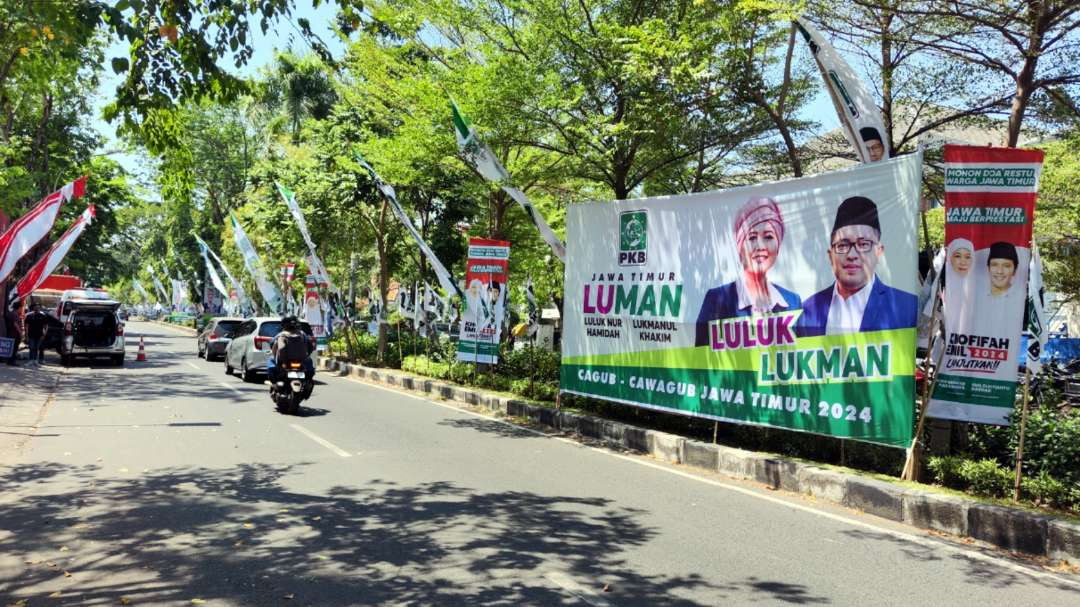 Baliho Luluk-Lukman bertebaran di kawasan KPU Jatim. (Foto: Fariz Yarbo/Ngopibareng.id)