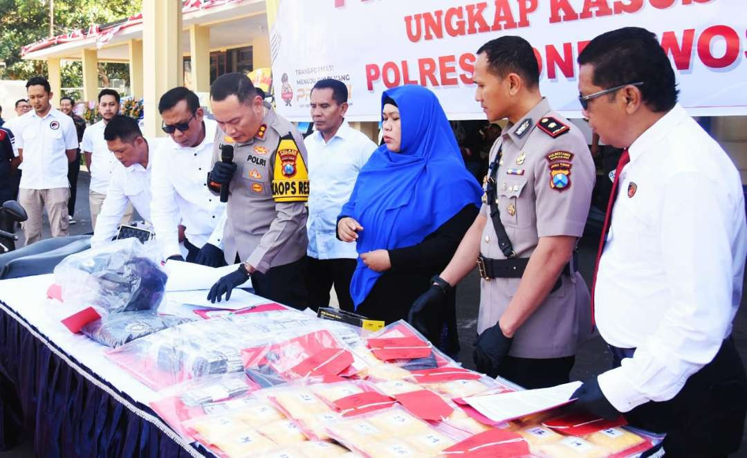 Kapolres Bondowoso AKBP Lintar Mahardhono membeberkan barang bukti sabu dan pil koplo diamankan dari penangkapan tersangka CY, Kamis 29 Agustus 2024. (Foto: Guido Saphan/Ngopibareng.id)