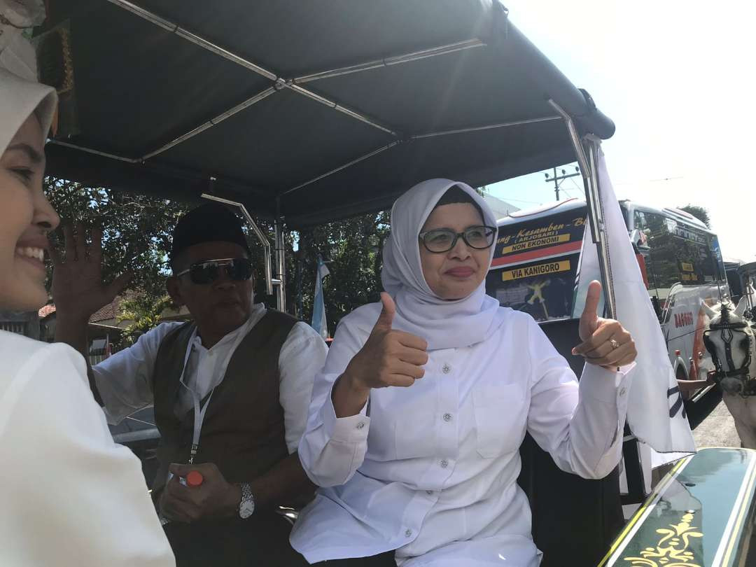 Pasangan bakal calon (paslon) Bupati dan Wakil Bupati Kediri, Mak Rini dan Mas Ghoni sapaan akrab Rini Syarifah dan Abdul Ghoni mendaftarkan diri ke KPUD Kabupaten Blitar, Jawa Timur, Kamis 29 Agustus 2024. Mereka berangkat dari Kantor DPC PKB Kabupaten Blitar naik delman atau kereta kuda. (Foto: Choirul Anam/Ngopibareng.id)