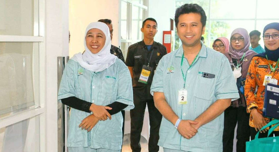 Pasangan bakal calon gubernur dan wakil gubernur Jawa Timur Khofifah Indar Parawansa dan Emil Elestianto Dardak mulai menjalani rangkaian tes kesehatan di RSUD dr. Soetomo, Surabaya, Kamis 29 Agustus 2024. (Foto: Istimewa)