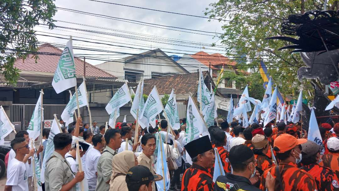 Ratusan Relawan Pengusaha Muda Nasional Jawa Timur Ikut serta memberikan semangat dan dukungan kepada Khofifah - Emil saat mendaftar ke KPU Jatim pada Rabu 28 Agustus 2024. (Foto: Istimewa)