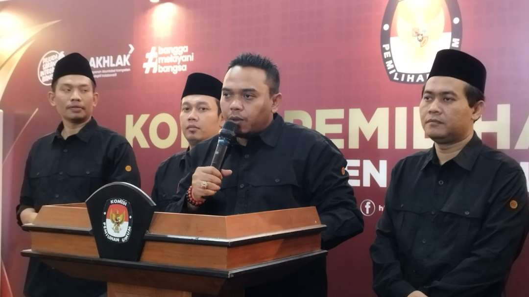 Ketua KPU Banyuwangi, Dian Purnawan menyampaikan keterangan pers usai pendaftaran dua paslon Bupati dan Wakil Bupati Banyuwangi, Rabu 28 Agustus 2024. (Foto: Muh Hujaini/Ngopibareng.id)