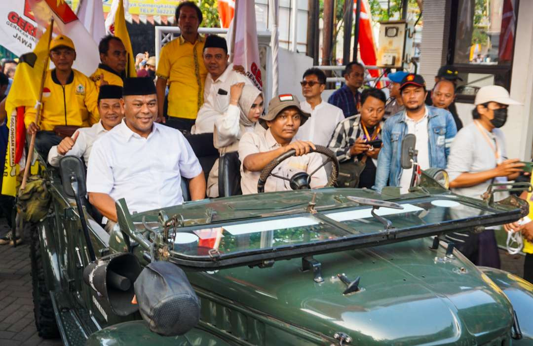 Kedatangan paslon Subandi dan Mimik Idayana saat tiba di KPU Sidoarjo, Jawa Timur. (Foto: Aini Arifin/Ngopibareng.id)