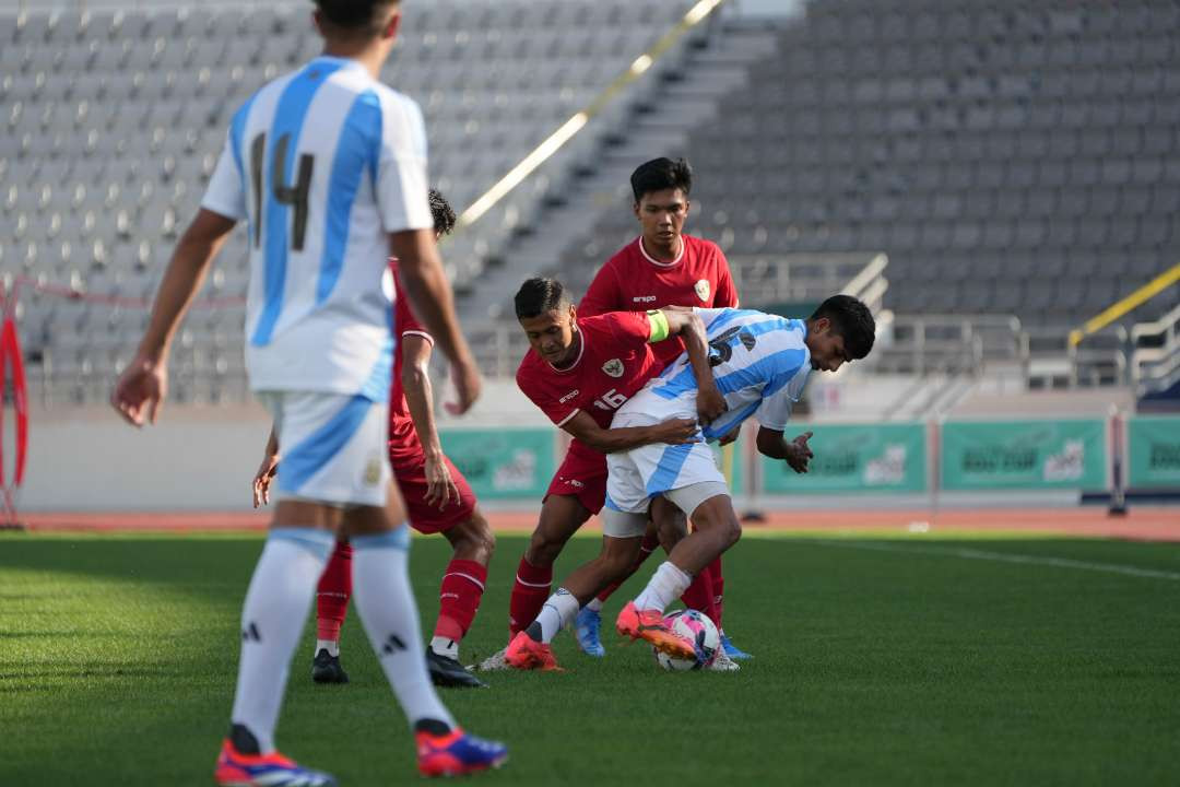 Para pemain Timnas Indonesia U-20 berjibaku dengan para pemain Argentina U-20. (Foto: PSSI)