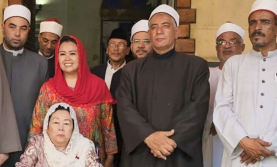 Nyai Hj Shinta Nuriyah Abdurrahman Wahid bersama Yenny Wahid, saat berziarah ke Makam Imam al-Bushiri (Penyusun Shalawat Burdah) di Mesir. (Foto: dok/ngopibareng.id)