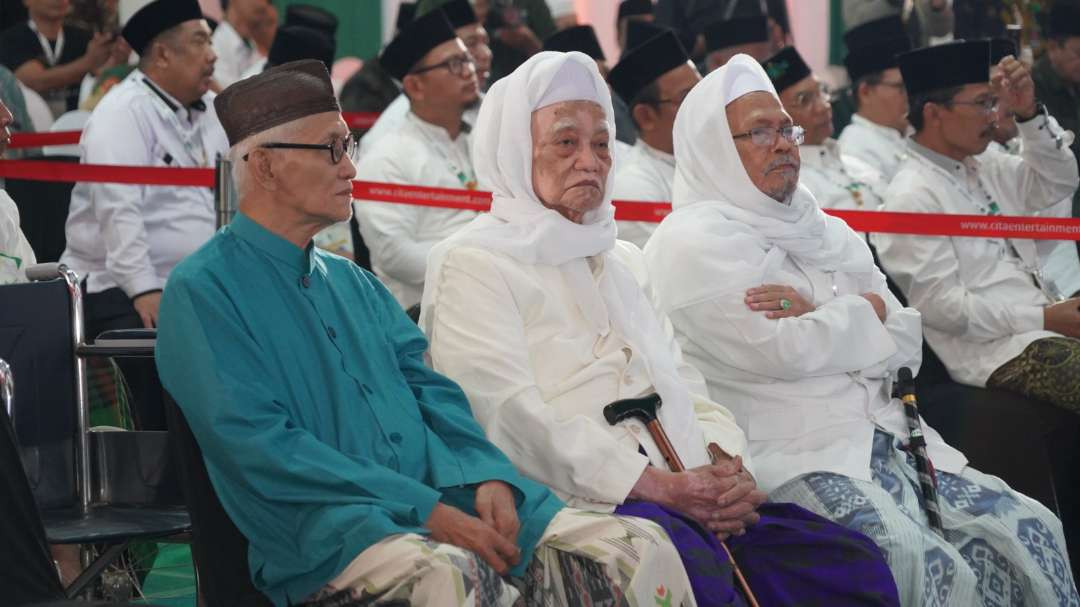 Ulama Pesantren: KH Miftachul Akhyar (Pesantren Miftachussunnah, Kedung Tarukan Surabaya), KH M Anwar Manshur (Pesantren Lirboyo Kediri) dan Kiai asal Madura. (Foto: dok/ngopibareng.id)