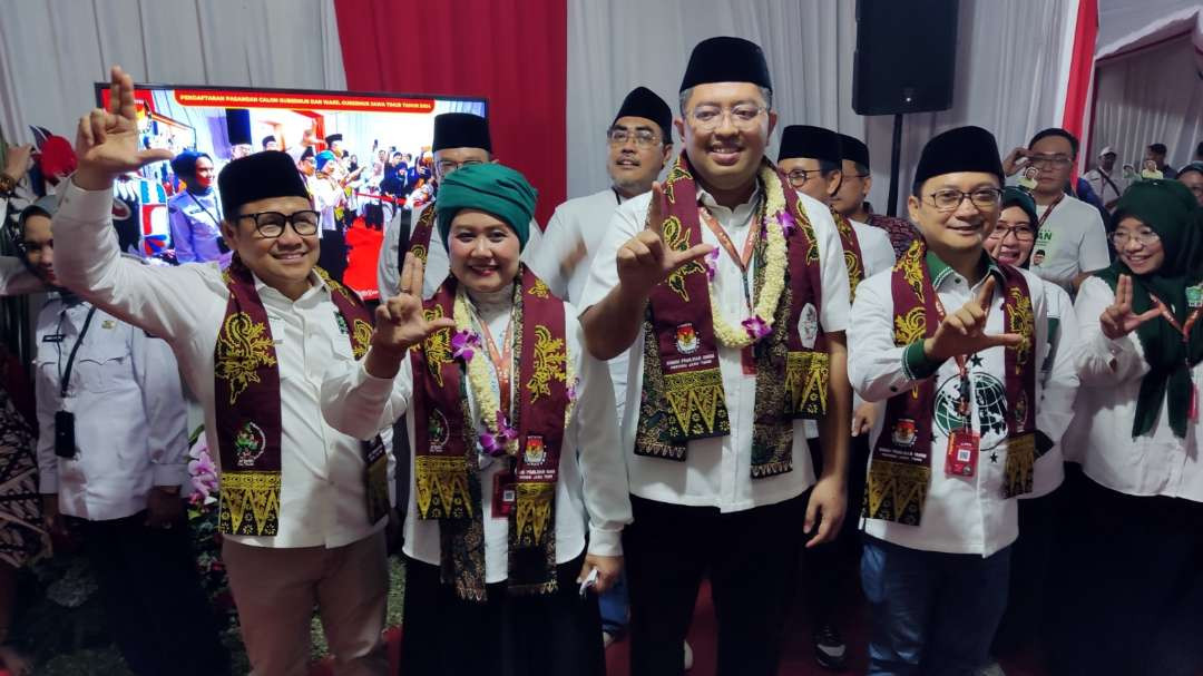 Pasangan Luluk Nur Hamida-Lukmanul Khakim didampingi Muhaimin Iskandar saat melakukan pendaftaran di KPU Jatim, Surabaya, Jumat 30 Agustus 2024. (Foto: Fariz Yarbo/Ngopibareng.id)