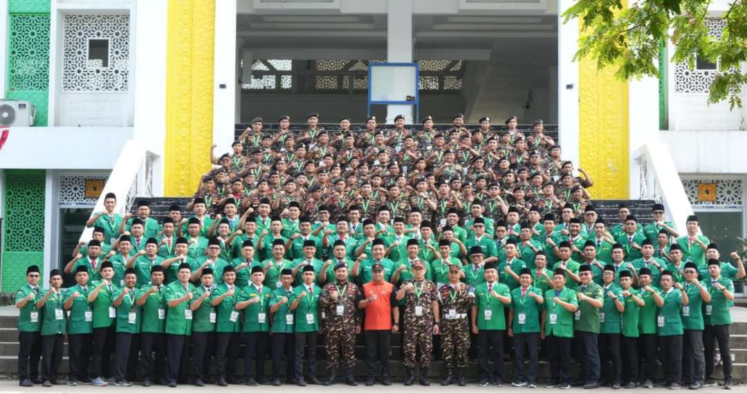 Kasatkornas Banser Gus H.M.Syafiq Syauqi didampingi Peserta PKN dan Panitia.(Foto: banser for ngopibareng.id)